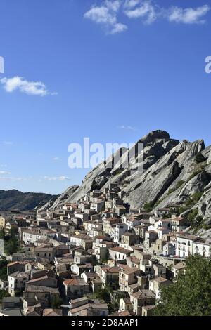 Panoramablick auf Pietrapertosa, eine Altstadt in den Bergen der Basilikata Region, Italien. Stockfoto