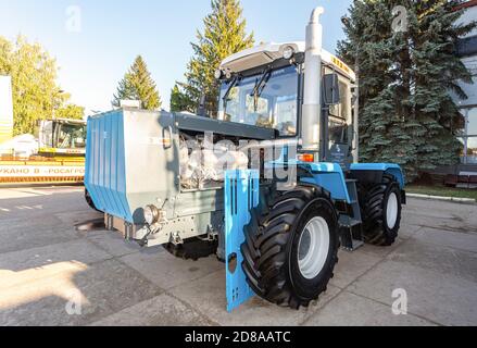 Samara, Russland - 23. September 2017: Neue moderne landwirtschaftliche Radtraktor KhTZ 150K Stockfoto