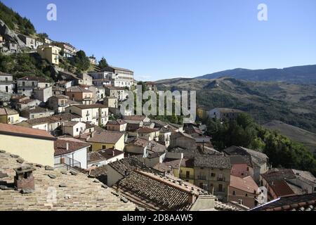 Panoramablick auf Pietrapertosa, eine Altstadt in den Bergen der Basilikata Region, Italien. Stockfoto