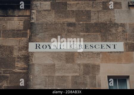 Straßenname Schild an einer Wand eines Steingebäudes auf Royal Crescent in Bath, Somerset, Großbritannien. Stockfoto