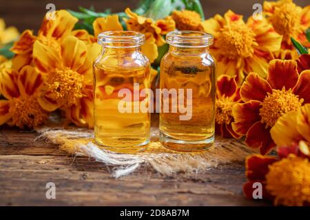 Die Tinktur der Blumen Tschernobrivzow im kleinen Glas. Selektiver Fokus.medizinisch Stockfoto