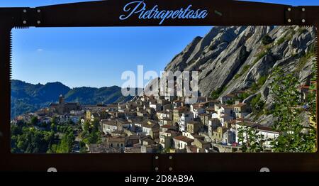 Panoramablick auf Pietrapertosa, eine Altstadt in den Bergen der Basilikata Region, Italien. Stockfoto