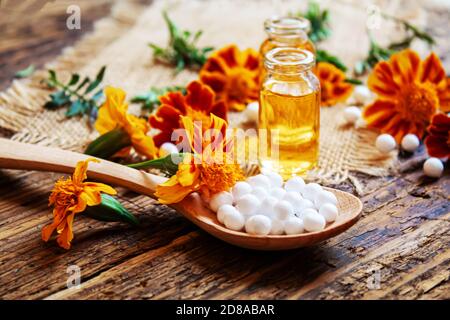 Die Tinktur der Blumen Tschernobrivzow im kleinen Glas. Selektiver Fokus.medizinisch Stockfoto