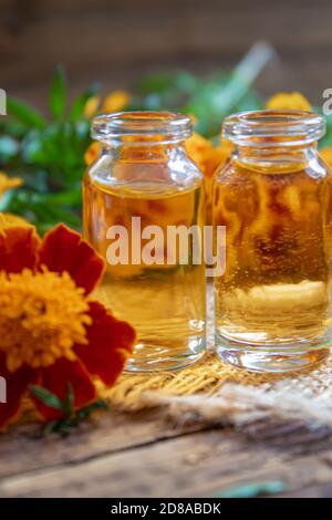 Die Tinktur der Blumen Tschernobrivzow im kleinen Glas. Selektiver Fokus.medizinisch Stockfoto