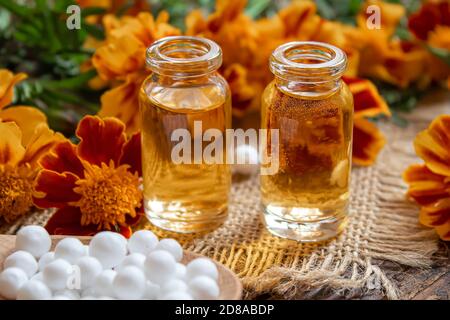 Die Tinktur der Blumen Tschernobrivzow im kleinen Glas. Selektiver Fokus.medizinisch Stockfoto