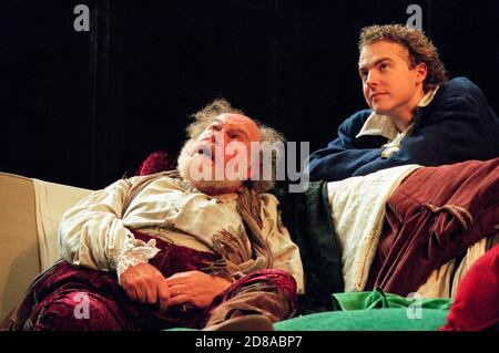 l-r: Timothy West (Sir John Falstaff), Samuel West (Hal) in HENRY IV von Shakespeare at the Old Vic, London SE1 30/01/1997 eine englische Touring Theatre Produktion: Pamela Howard Regie: Stephen Unwin Stockfoto