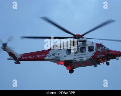 Leysdown, Kent, Großbritannien. Oktober 2020. Der Agusta-Westland AW-189 Hubschrauber der Küstenwache (G-MCGV) hat heute Abend extrem tief über Leysdown in Kent fliegen sehen (vermutlich auf einem Trainingsflug). Kredit: James Bell/Alamy Live Nachrichten Stockfoto