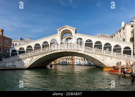 Die Rialtobrücke Venedig. Eine steinerne Bogenbrücke, die ein berühmtes Wahrzeichen über den Canal Grande in Venedig, Italien ist Stockfoto