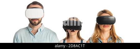 Emotionale Familie in vr-Headsets isoliert auf weißem Panorama-Shot Stockfoto