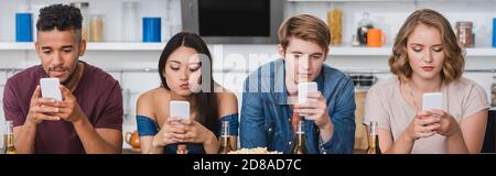 Panorama-Konzept der multiethnischen Freunde chatten auf Mobiltelefonen während Party Stockfoto