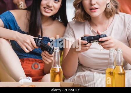 KIEW, UKRAINE - 28. JULI 2020: Selektiver Fokus von Frauen, die während der Party Videospiele spielen Stockfoto