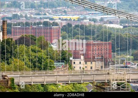 BRISTOL CITY ENGLAND BLICK DURCH DIE CLIFTON HÄNGEBRÜCKE NACH DIE RED BOND TABAKLAGER IM CUMBERLAND-BECKEN Stockfoto