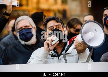 Bologna, Italien. Oktober 2020. Gastronomen, Köche, Unternehmer in der Gastronomie, Taxifahrer, Entertainer protestieren auf der Piazza Maggiore gegen die Maßnahmen der letzten DCPM, die von der Regierung beschlossen wurden, um die Ausbreitung der Coronavirus-Infektion einzudämmen, am 28. Oktober 2020 in Bologna, Italien. Kredit: Massimiliano Donati/Alamy Live Nachrichten Stockfoto