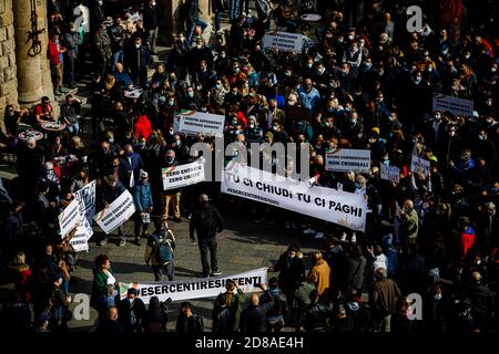 Bologna, Italien. Oktober 2020. Gastronomen, Köche, Unternehmer in der Gastronomie, Taxifahrer, Entertainer protestieren auf der Piazza Maggiore gegen die Maßnahmen der letzten DCPM, die von der Regierung beschlossen wurden, um die Ausbreitung der Coronavirus-Infektion einzudämmen, am 28. Oktober 2020 in Bologna, Italien. Kredit: Massimiliano Donati/Alamy Live Nachrichten Stockfoto