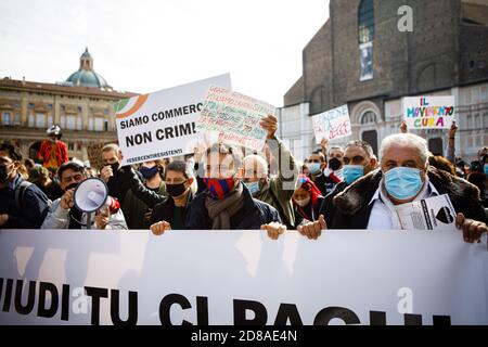 Bologna, Italien. Oktober 2020. Gastronomen, Köche, Unternehmer in der Gastronomie, Taxifahrer, Entertainer protestieren auf der Piazza Maggiore gegen die Maßnahmen der letzten DCPM, die von der Regierung beschlossen wurden, um die Ausbreitung der Coronavirus-Infektion einzudämmen, am 28. Oktober 2020 in Bologna, Italien. Kredit: Massimiliano Donati/Alamy Live Nachrichten Stockfoto