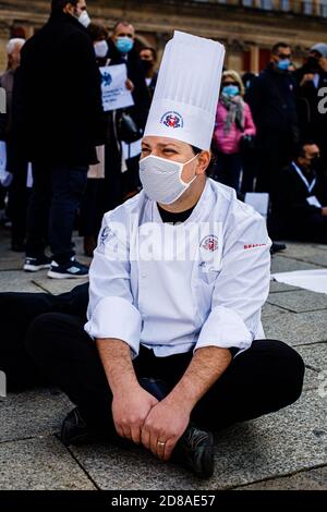 Bologna, Italien. Oktober 2020. Gastronomen, Köche, Unternehmer in der Gastronomie, Taxifahrer, Entertainer protestieren auf der Piazza Maggiore gegen die Maßnahmen der letzten DCPM, die von der Regierung beschlossen wurden, um die Ausbreitung der Coronavirus-Infektion einzudämmen, am 28. Oktober 2020 in Bologna, Italien. Kredit: Massimiliano Donati/Alamy Live Nachrichten Stockfoto