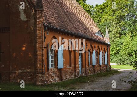 Berlin, Deutschland - ehemaliger Pferdestall auf Pfaueninsel im Wannsee. Ein nahe gelegenes Erholungsgebiet von Berlin Stockfoto