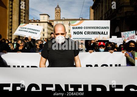 Bologna, Italien. Oktober 2020. Gastronomen, Köche, Unternehmer in der Gastronomie, Taxifahrer, Entertainer protestieren auf der Piazza Maggiore gegen die Maßnahmen der letzten DCPM, die von der Regierung beschlossen wurden, um die Ausbreitung der Coronavirus-Infektion einzudämmen, am 28. Oktober 2020 in Bologna, Italien. Kredit: Massimiliano Donati/Alamy Live Nachrichten Stockfoto