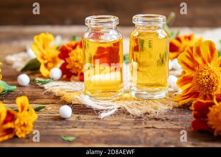 Die Tinktur der Blumen Tschernobrivzow im kleinen Glas. Selektiver Fokus.medizinisch Stockfoto