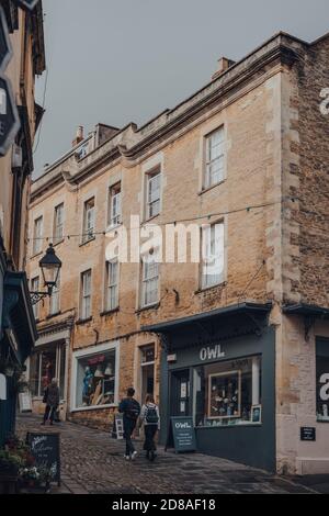 Frome, Großbritannien - 06. Oktober 2020: Die Menschen gehen an Geschäften auf der Castle Street in Frome vorbei, einer Marktstadt in der Grafschaft Somerset, Großbritannien, berühmt für ihren Markt und Stockfoto