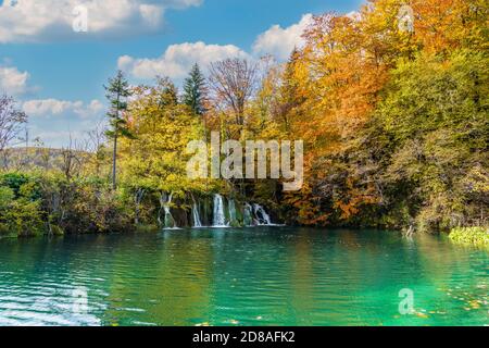 Herbstlandschaft mit Wasserfall im Nationalpark Plitvicer Seen, Kroatien Stockfoto