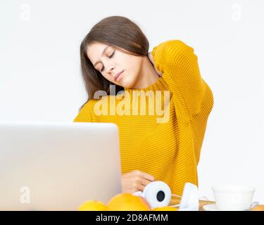 Frau massiert Nackenschmerzen von der Arbeit am Computer für lange Zeit Stockfoto