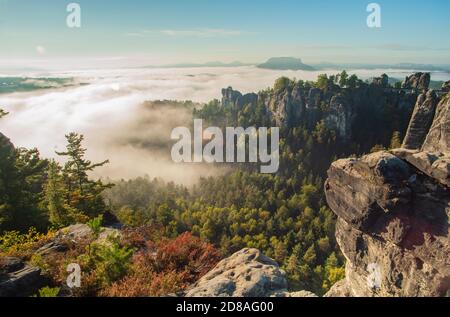 Malerischer Blick auf den Wehl-Boden im Nebel mit Fernblick auf den Lilienstein. Im Hintergrund befindet sich die berühmte Bastei-Brücke. Stockfoto