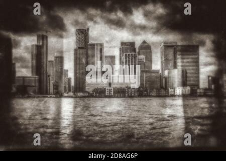 Dramatischer Blick auf Canary Wharf über die Themse in Im Vintage-Stil Stockfoto