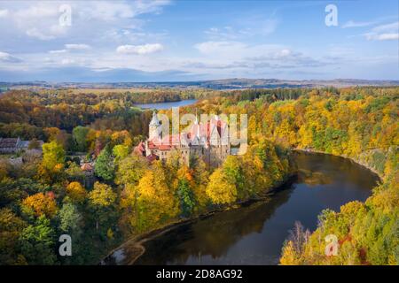 Luftaufnahme von Czocha Castle umgeben von Herbstwald und Lesnianskie See Stockfoto