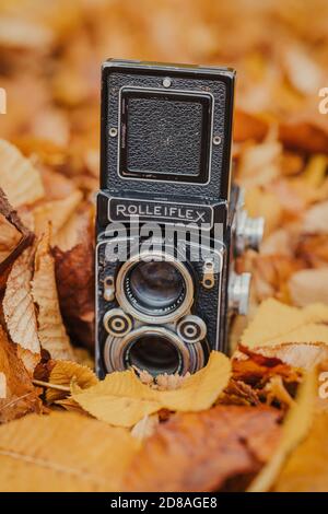 Die schöne Vintage Mittelformat-Doppelobjektiv-Kamera Rolleiflex Stockfoto