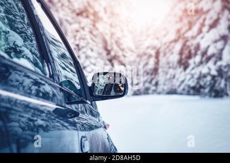 Auto auf Winterstraße am Morgen Stockfoto