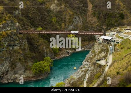 Wunderschöne Aussicht auf die Kawarau Gorge Suspension Bridge, Queenstown, Neuseeland Stockfoto