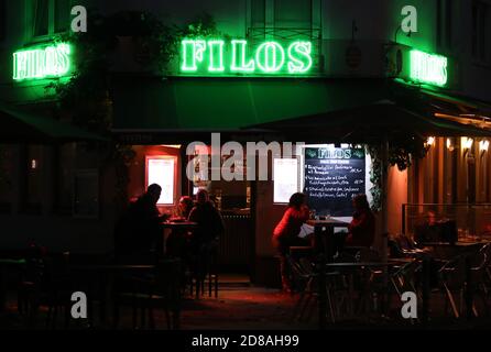 Köln, Deutschland. Oktober 2020. Abends sitzen die Leute vor einem Restaurant. Um die Corona-Pandemie einzudämmen, wollen Bund und Länder die Restaurants ab dem 2. November für den verbleibenden Monat schließen. Quelle: Oliver Berg/dpa/Alamy Live News Stockfoto