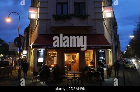 Köln, Deutschland. Oktober 2020. Abends sitzen die Leute vor einem Restaurant. Um die Corona-Pandemie einzudämmen, wollen Bund und Länder die Restaurants ab dem 2. November für den verbleibenden Monat schließen. Quelle: Oliver Berg/dpa/Alamy Live News Stockfoto