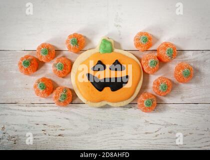 Draufsicht auf ein Halloween Jack o'Laternenkekse und Kürbis förmige Süßigkeiten. Stockfoto