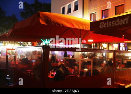 Köln, Deutschland. Oktober 2020. Abends sitzen die Leute vor einem Restaurant. Um die Corona-Pandemie einzudämmen, wollen Bund und Länder die Restaurants ab dem 2. November für den verbleibenden Monat schließen. Quelle: Oliver Berg/dpa/Alamy Live News Stockfoto