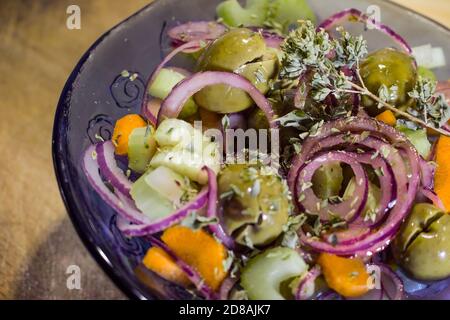 Typisch sizilianischen Rezept: Detail der zerkleinerten Oliven gewürzt mit Zwiebeln, Karotten, Sellerie und Oregano Stockfoto