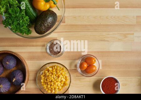 Blick aus der Perspektive auf frische Zutaten in Schüsseln auf dem Tabelle für die Zubereitung von Speisen Stockfoto