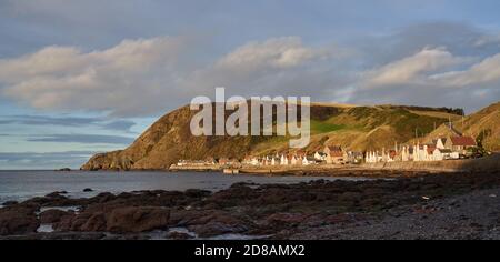 Crovie, Aberdeenshire, Großbritannien. Oktober 2020. VEREINIGTES KÖNIGREICH. Dies ist das malerische kleine Fischerdorf Crovie an der Aberdeenshire Küste. Dies wurde in der letzten Stunde der Sonne genommen. Quelle: JASPERIMAGE/Alamy Live News Stockfoto