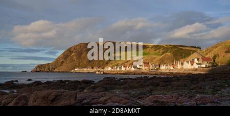 Crovie, Aberdeenshire, Großbritannien. Oktober 2020. VEREINIGTES KÖNIGREICH. Dies ist das malerische kleine Fischerdorf Crovie an der Aberdeenshire Küste. Dies wurde in der letzten Stunde der Sonne genommen. Quelle: JASPERIMAGE/Alamy Live News Stockfoto