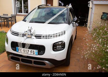 Bordeaux , Aquitaine / Frankreich - 10 20 2020 : Citroen C3 aircross weißes Auto für den Tag der Hochzeitsfeier dekoriert Stockfoto