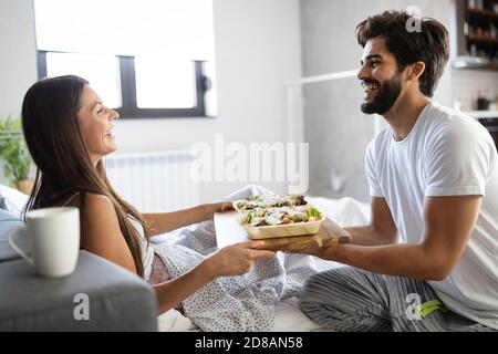 Paar Frühstück im Bett. Liebespaar. Die familiären Beziehungen. Stockfoto