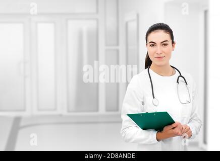 Porträt einer attraktiven Ärztin mit Stethoskop im Krankenhaus Korridor Stockfoto
