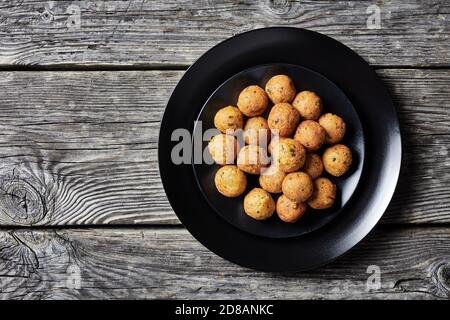 Mediterrane frittierte Falafels, aus Kichererbsen mit Gewürzen mit Koriander und Kreuzkümmel auf schwarzem Teller, Draufsicht, Nahaufnahme Stockfoto