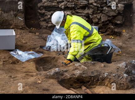 Archäologische Grabung von mittelalterlichen Skelett in Grabstätte, Constitution Street, Leith, Edinburgh, Schottland, Großbritannien während der Straßenbahnlinie Bauarbeiten Stockfoto