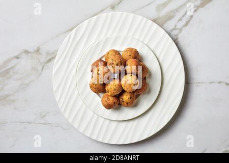 Mediterrane frittierte Falafels, aus Kichererbsen mit Gewürzen mit Koriander und Kreuzkümmel auf schwarzem Teller, Draufsicht, Nahaufnahme Stockfoto