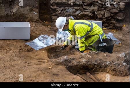 Archäologische Grabung von mittelalterlichen Skelett in Grabstätte, Constitution Street, Leith, Edinburgh, Schottland, Großbritannien während der Straßenbahnlinie Bauarbeiten Stockfoto