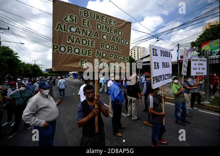 San Salvador, El Salvador. Oktober 2020. Demonstranten halten Zeichen hoch und singen bei einem Protest, der die Zahlung des FODES-Fonds fordert.Zahlungen für über 240 Millionen US-Dollar sind noch nicht von der Regierung geleistet worden und Gemeinden riskieren den Verlust von Strom und anderen kommunalen Dienstleistungen. Quelle: Camilo Freedman/ZUMA Wire/Alamy Live News Stockfoto