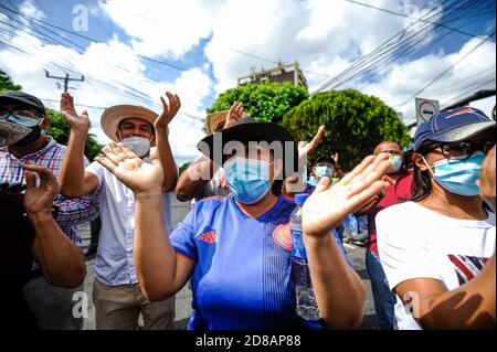 San Salvador, El Salvador. Oktober 2020. Demonstrator chant Slogans während eines Protestes fordern die Zahlung des FODES Fonds.Zahlungen für über 240 Millionen US-Dollar sind noch nicht von der Regierung und Gemeinden Risiko Verlust von Strom und andere kommunale Dienstleistungen gemacht worden. Quelle: Camilo Freedman/ZUMA Wire/Alamy Live News Stockfoto