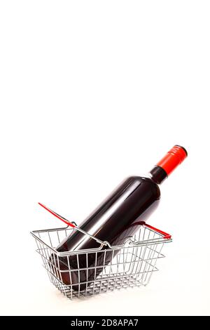 Mini-Draht-Warenkorb mit einer Flasche Rotwein Isoliert auf weißem Hintergrund Stockfoto